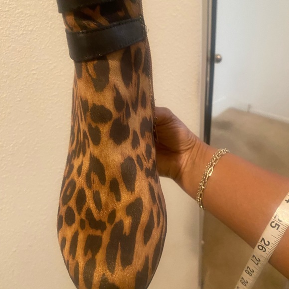 Jaclyn Smith, wedge, leopard texture tile just come above the ankles - Picture 10 of 16